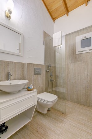 Shower, rainfall showerhead, free toiletries, hair dryer - Alacati Fora Bella (Cesme)