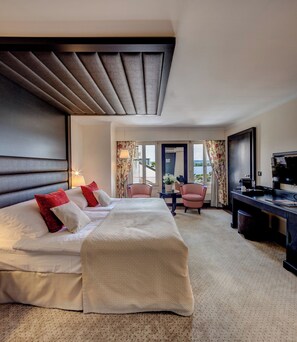 Habitación de hotel con cama, escritorio y vistas al exterior.