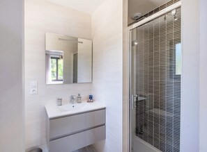 Shower, jetted tub, hair dryer, towels