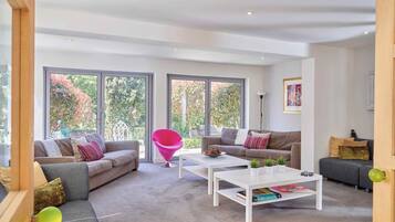 Exclusive House | Ruang tamu | Meja ping pong