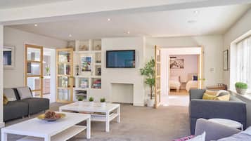 Exclusive House | Ruang tamu | Meja ping pong