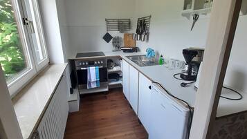 Fridge, oven, stovetop, coffee/tea maker