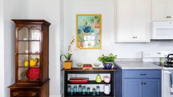 Mikrowelle, Wasserkocher mit Kaffee-/Teezubehör