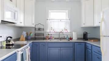 Mikrowelle, Wasserkocher mit Kaffee-/Teezubehör