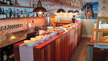 Ilmainen päivittäinen mannermainen aamiainen