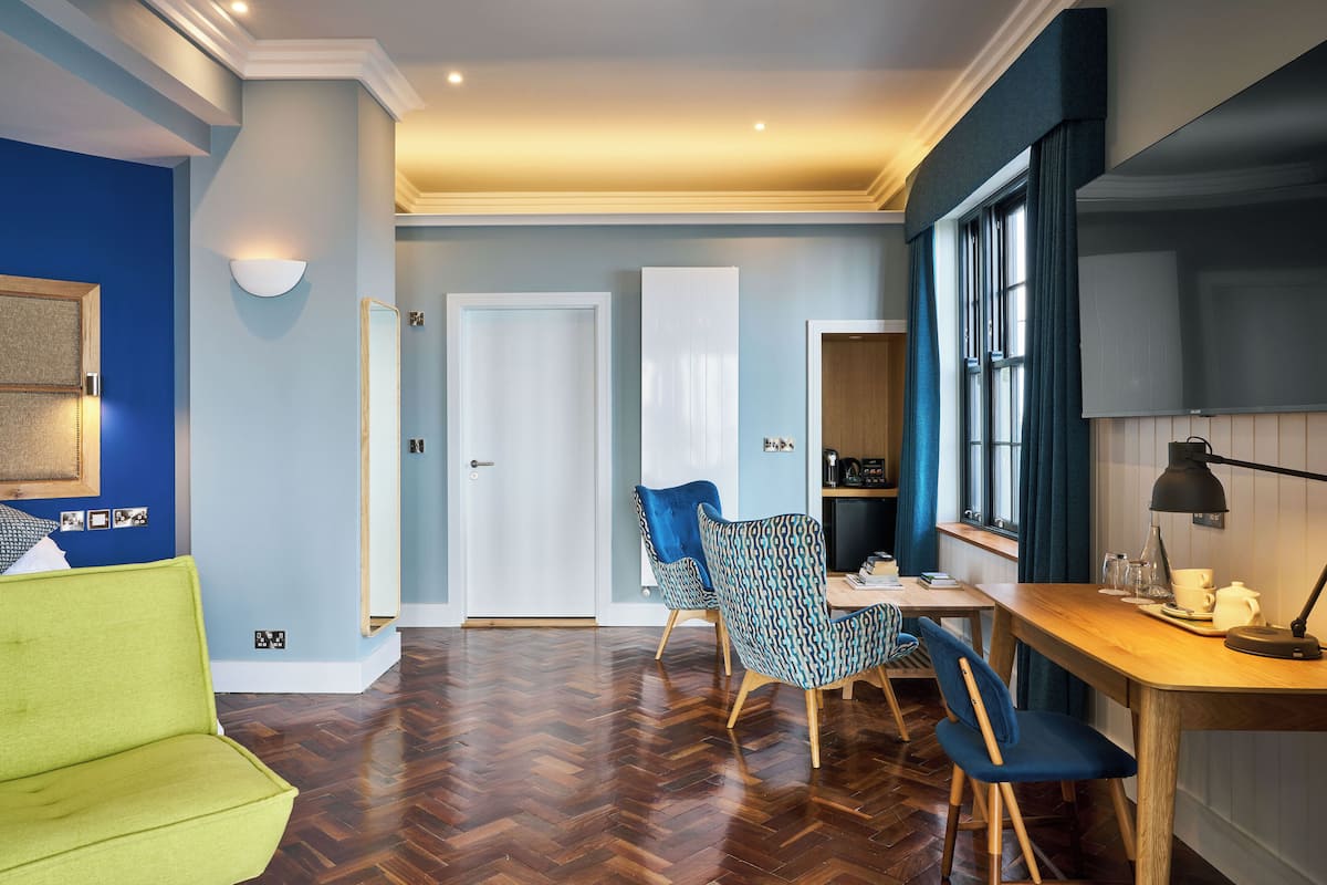 Habitación doble panorámica | Caja de seguridad en la habitación y escritorio