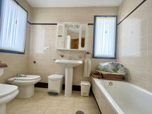 Bathtub, towels