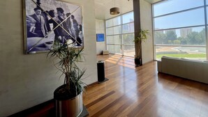 A spacious room with large windows, a modern ceiling, and a framed photograph on the wall. - MIRAGOLF PONIENTE DREAM R118 (Benidorm)
