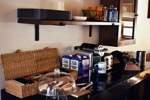 Free daily continental breakfast  - Casa Entrevez (Valle de Guadalupe)