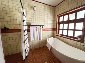 Master Suite | Baño | Ducha, secador de pelo, toallas y jabón