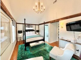 1 habitación, decoración personalizada y muebles diferentes 