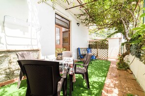 Outdoor dining - Charming apartment with a large courtyard and sea view (Amalfi)