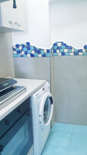 Kjøleskap, ovn, kokeplater og kaffetrakter/tekoker