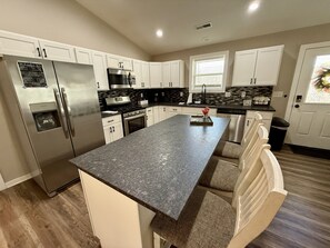 Réfrigérateur, plaque de cuisson, cafetière/bouilloire