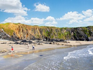 Beach - 3 bedroom accommodation in Llanrhian (Llanrhian)