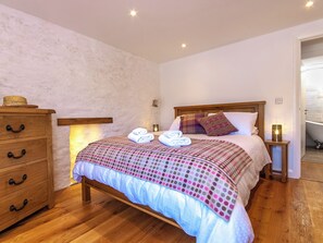 3 bedrooms, free WiFi, bed sheets - 3 bedroom accommodation in Llanrhian (Llanrhian)