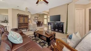 Smart TV, libri, monitor per computer, stampante