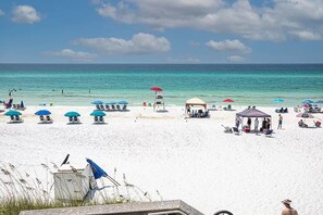 Beach nearby, sun-loungers, beach towels - Great Location! Book Summer NOW! Walk to White Beaches restaurants & 2 Pools! (Santa Rosa Beach)