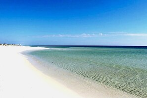Beach nearby, sun-loungers, beach towels - Great Location! Book Summer NOW! Walk to White Beaches restaurants & 2 Pools! (Santa Rosa Beach)