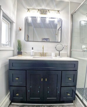 Dusche, Haartrockner, Handtücher, Seife