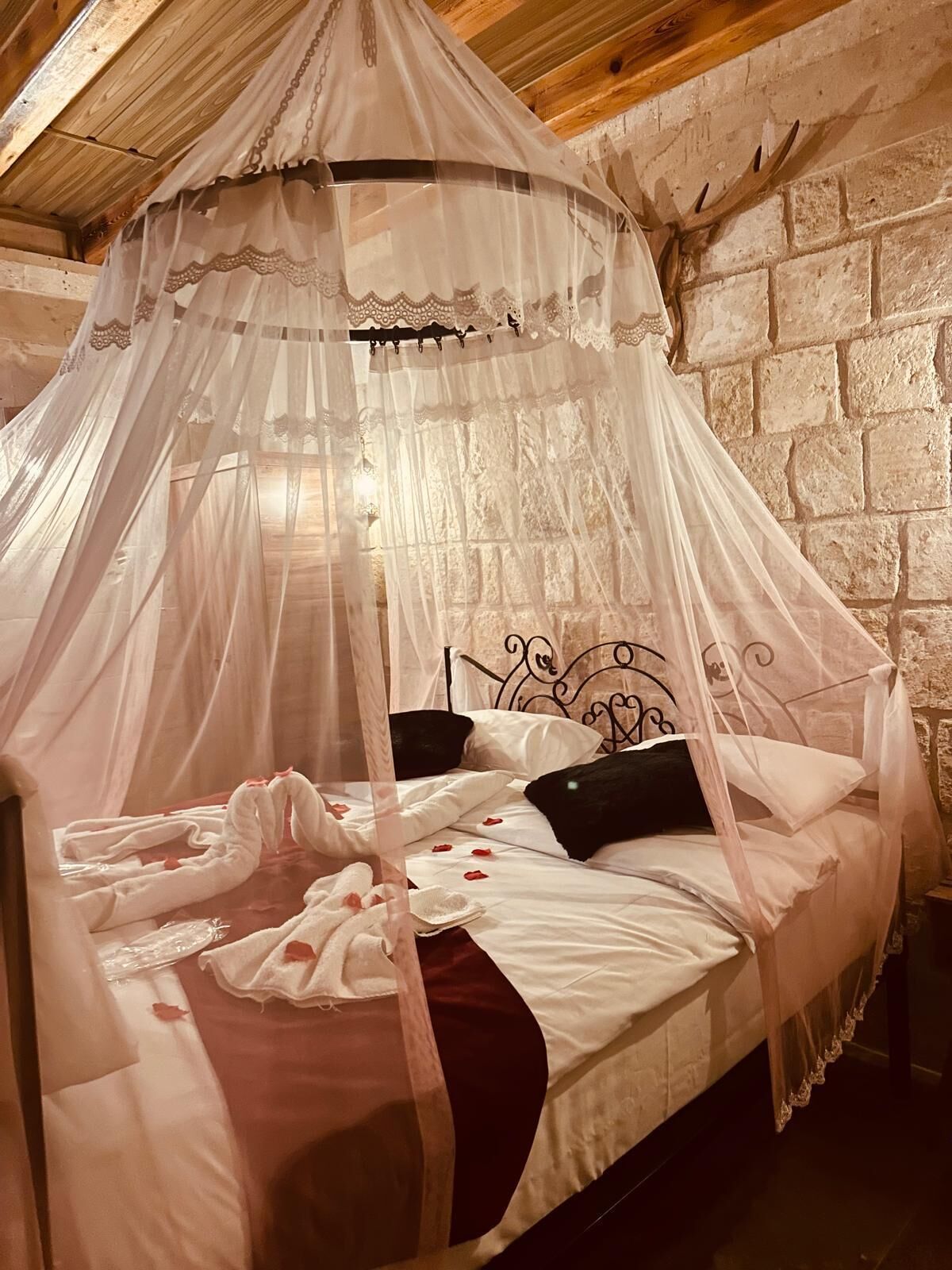 Hezenli Tas Oda - Jakuzili | Blackout drapes, travel crib, free WiFi