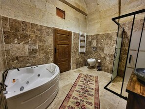 Jakuzili Mor Romantik Oda | Bathroom | Slippers - Lavinia Cappadocia (Ürgüp)