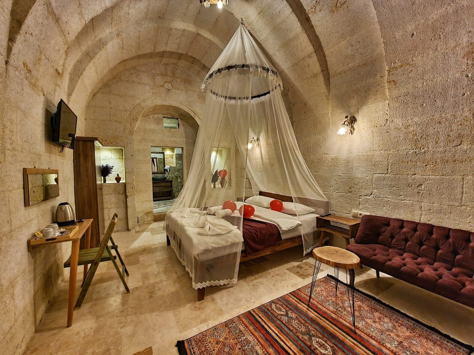 Jakuzili Mor Romantik Oda | Cortinas blackout, berço de viagem, Wi-Fi de cortesia