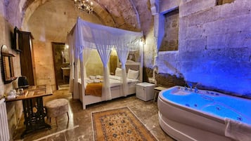 Balayi Odasi - Jakuzili | 1 dormitorio, cortinas opacas, cuna de viaje y wifi gratis