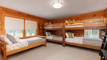 3 bedrooms, desk, iron/ironing board, travel crib