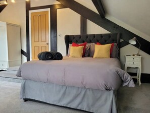 3 habitaciones, tabla de planchar con plancha, wifi y ropa de cama