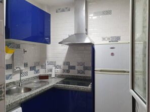 Frigorífico, microondas, placa de cocina y cafetera o tetera