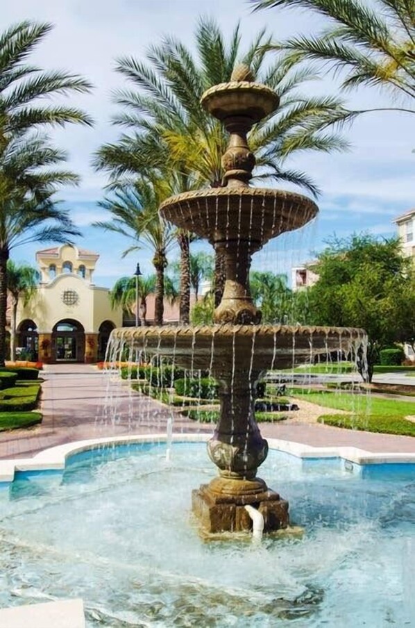 Outdoor pool - Spacious and Modern Townhome! Close to Attractions and Conventions Center! 3vc5014-10 (Orlando)