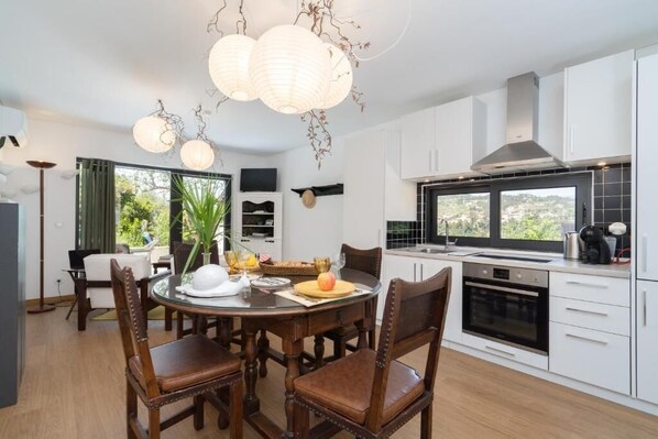 Een koelkast, een microgolfoven, een oven, een kookplaat