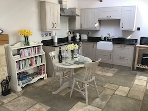Luxury Cottage | Private kitchen | Electric kettle