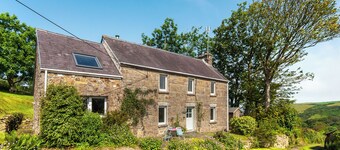 4 Schlafzimmer Unterkunft in Ceibwr Cove