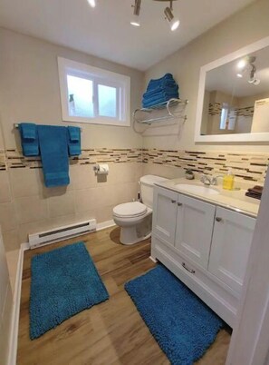 Doccia, asciugacapelli, asciugamani, sapone