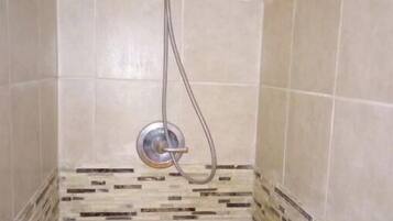 Douche, séchoir à cheveux, serviettes fournies, savon