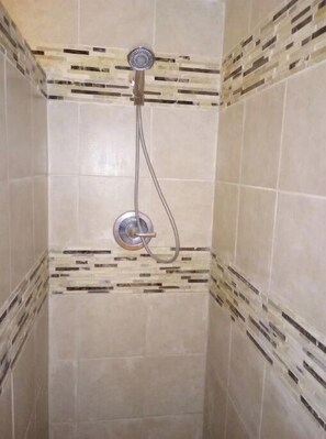 Shower, hair dryer, towels, soap - Hot tub, Shuffleboard, Full kitchen, Serene, Forest View/Hiking, 1 King, 1 Queen (Shelton)