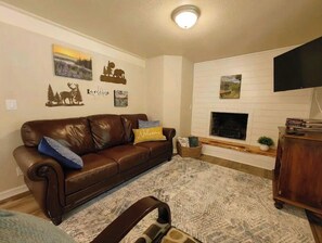 Smart TV, caminetto, libri