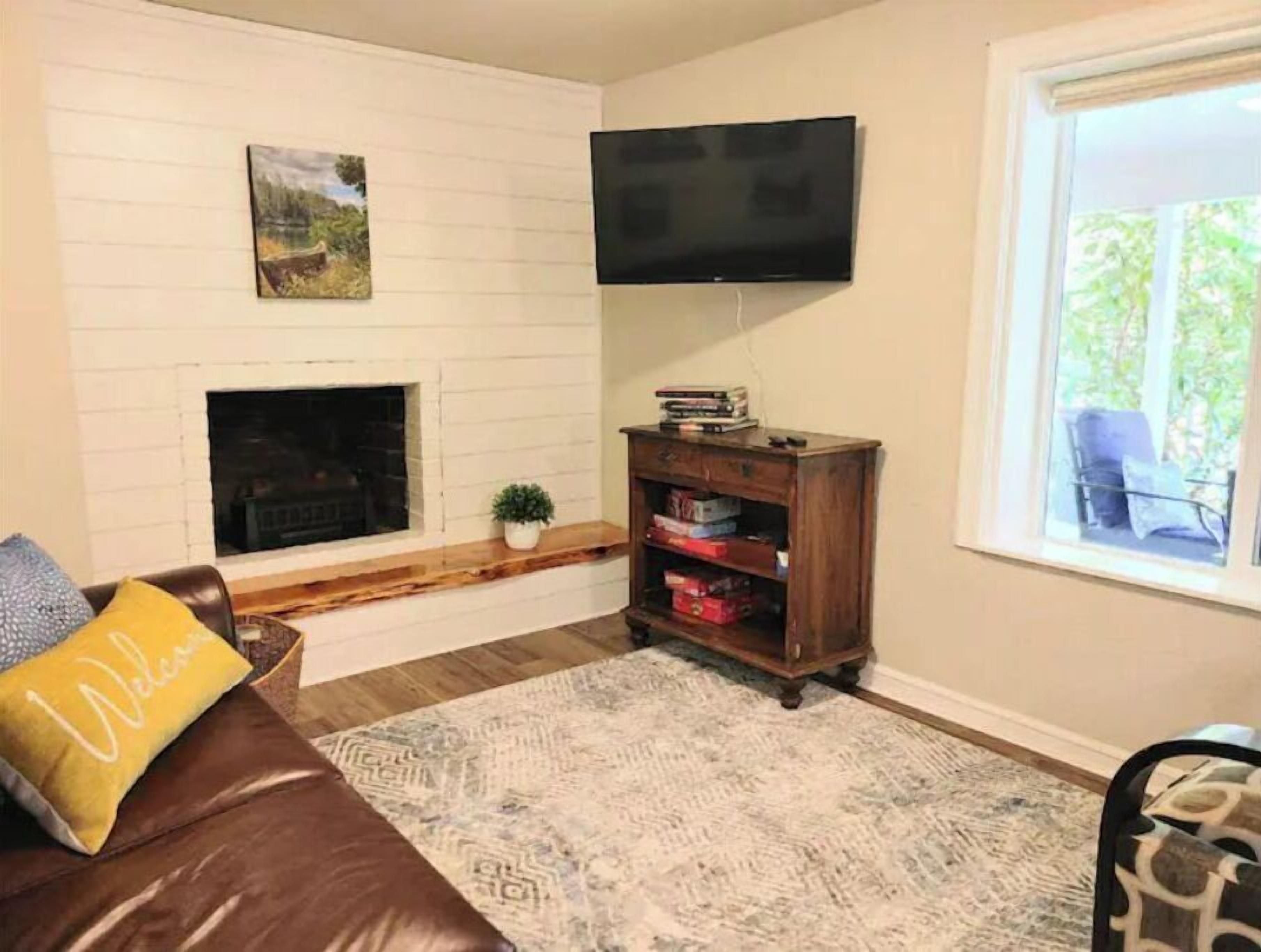 TV connectée, cheminée, livres