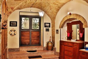 مكتب وواي فاي وملاءات أسرّة