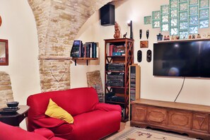 مكتب وواي فاي وملاءات أسرّة