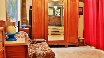 Desk, WiFi, bed sheets