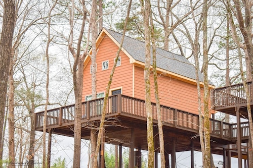 Romantic Treehouse Paradise