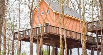 Romantic Treehouse Paradise