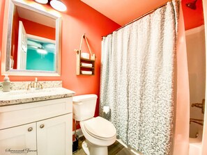 Ensemble douche/baignoire, sèche-cheveux, serviettes fournies