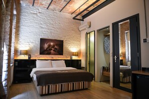 Minibar, brankas, dan didekorasi berbeda-beda