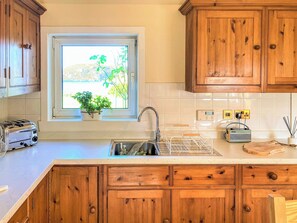 Oppvaskmaskin og høy barnestol