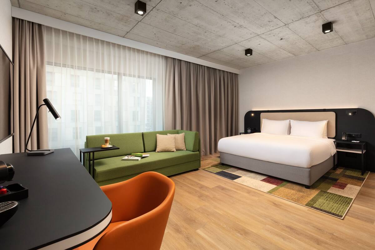 Suite, King bed and sofa (Wisla Suite) | Sengetøy av topp kvalitet, dundyner, safe på rommet og skrivebord