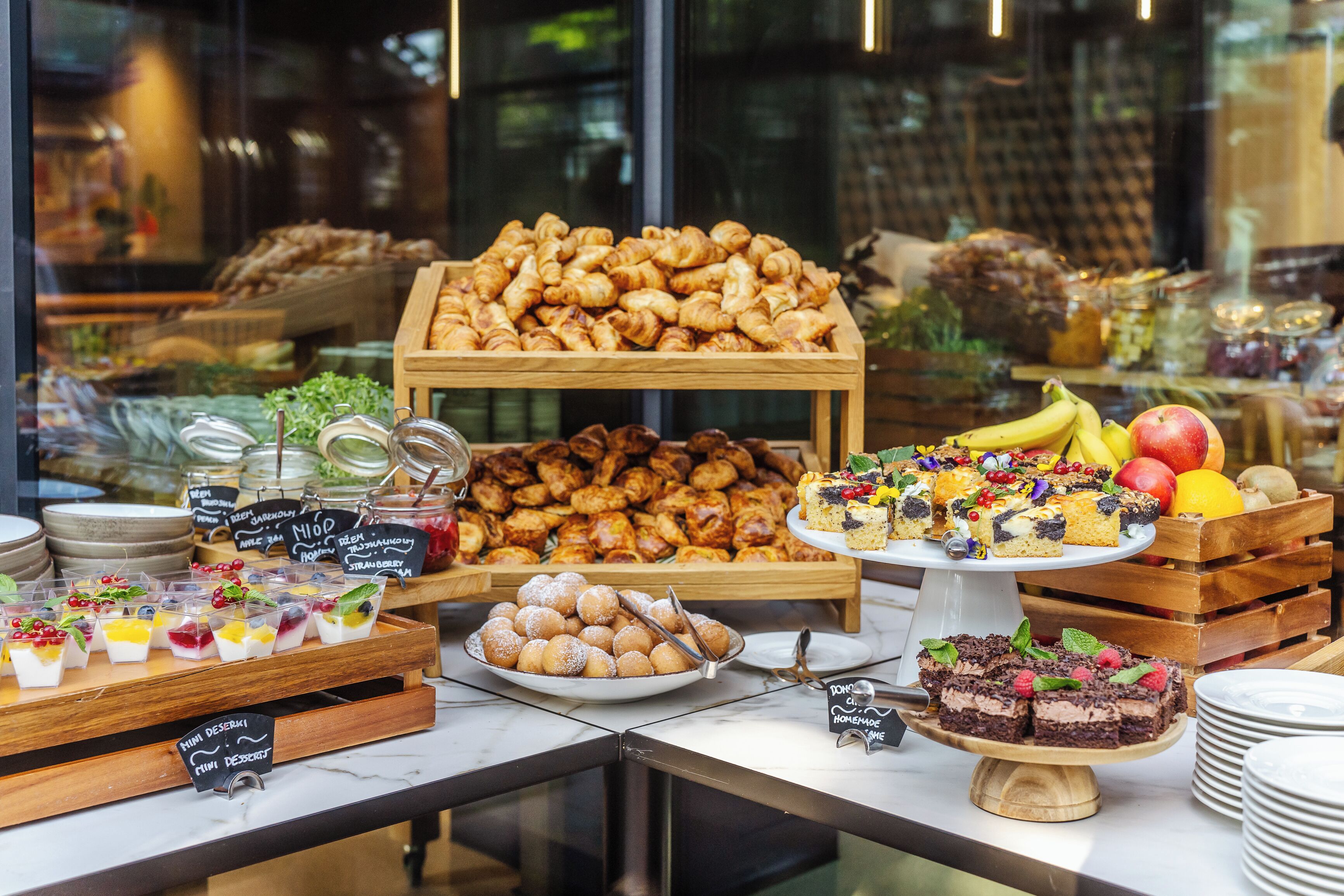 Una vitrina de panadería con diversos pasteles y postres.